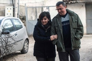 بالصور... قصة حب بين شرطي مقدوني ولاجئة كردية