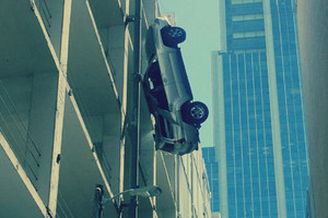 وفاة أفريقي سقطت مركبته من الطابق الخامس في عجمان