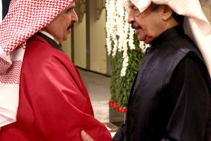 العاهل يرافقه ولي العهد يزوران رئيس الوزراء لتهنئته بنجاح الفحوصات الطبية ومغادرة المستشفى