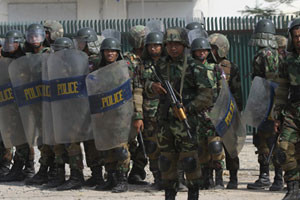 مقطع فيديو جديد لمسئول هجرة كمبودي يثير غضباً شعبياً