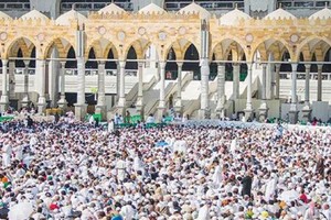 «الحج والعمرة»: فقدان جواز المعتمر قد يوقعه في «المخالفة»