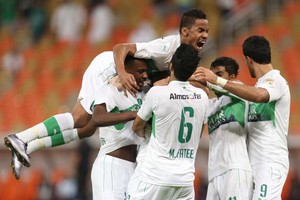 بالفيديو... الأهلي ينتزع فوزا صعبا من الفتح في الدوري السعودي