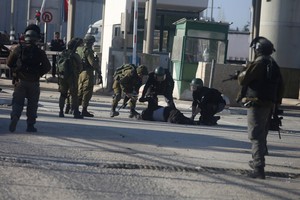 قوات إسرائيلية تعتقل 7 فلسطينيين من الضفة الغربية 