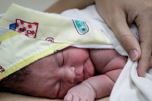 بالصور... فلبينية تبلغ 19 عاماً تضع أول مواليد العام 2017