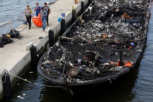 استئناف البحث عن مفقودين في حريق قارب أودى بحياة 23 شخصاً بإندونيسيا