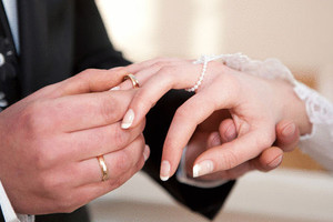 زوجات يحكينَ تجاربهنّ: كلما كان الزواج ميسوراً اعتبرونا الرجال 'طوفة هبيطة'