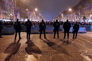 إشعال النار في 650 سيارة بفرنسا عشية العام الجديد