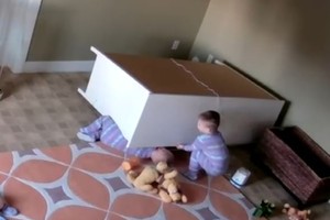 بالفيديو... طفل شجاع يُنقذ توأمه من الموت