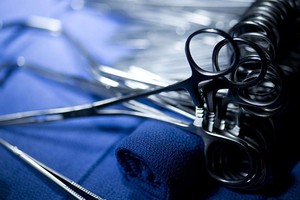 إخراج مقص جراحة من بطن فيتنامي بعد 18 عاما