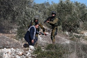 قوات إسرائيلية تعتقل 34 فلسطينياً من الضفة الغربية