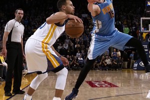 بالفيديو... طومسون وكيوري يقودان واريورز للفوز على ناجتس بدوري السلة الأميركي