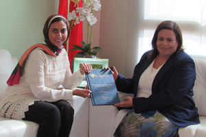  وكيل وزارة الصحة تتسلم رسالة الماجستير من الباحثة أمل الغانم