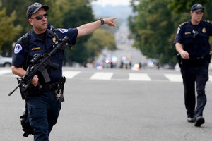 الشرطة تلقي القبض على نشطاء يحتجون على مرشح ترامب لوزارة العدل