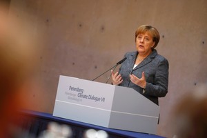 ميركل تدعم وزير الداخلية الاتحادي في حملته لإعادة بناء الجهاز الأمني بألمانيا