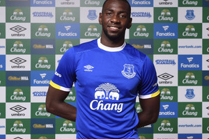 بولاسي يغيب نحو عام عن إيفرتون للإصابة