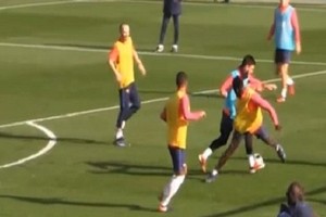 بالفيديو... ميسي يهين زملائه بهدف خرافي من كوبري مزدوج في تدريبات برشلونة