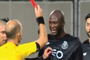 بالفيديو... حكم يطرد لاعبا بعد اصطدامه به في واحدة من أغرب البطاقات الحمراء في التاريخ