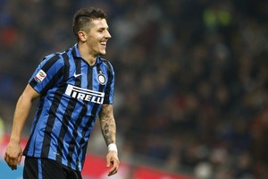 أشبيلية الإسباني يحسم موقفه من فارغاس ويوفيتيتش