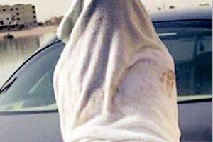 فتاة شبه عارية تستفز بتصرفها مشاعر الكويتيين