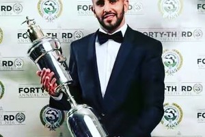 محرز يكمل 'الثلاثية' بنيله جائزة أفضل لاعب في افريقيا