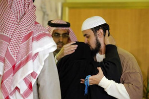 بالصور... وصول 4 سجناء يمنيين إلى السعودية بعد الإفراج عنهم من جوانتانامو