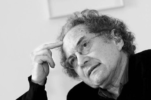 وفاة الكاتب الأرجنتيني ريكاردو بيجليا عن 75 عاماً