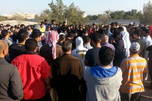 بالصور... جموع تُشيّع الشاب جعفر أمان بمقبرة كرانة