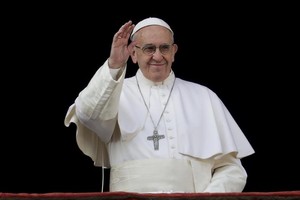 بابا الفاتيكان يمد المشردين بالأغطية ويخصص سيارات لخدمتهم بسبب البرودة الشديدة في إيطاليا