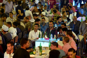 في مصر أفراح وأعياد ميلاد صاخبة بين غرباء بهدف الادخار