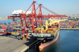 إغلاق الموانيء السورية بسبب الطقس السيء