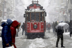 بالصور... إلغاء أكثر من 600 رحلة بسبب تساقط الثلوج في إسطنبول