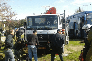 شاحنة تدهس مارة في القدس وإطلاق الرصاص على سائقها