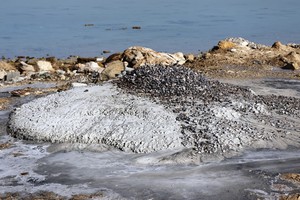 بالصور...مخلفات البناء و الحجارة واهمال النظافة على سواحل البحرين 