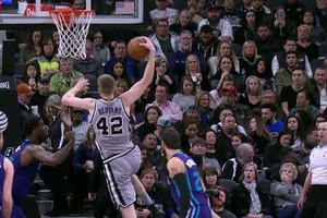 بالفيديو... سبيرز يواصل مسيرته الساحرة بدوري السلة الأميركي