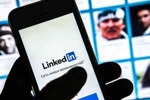 'أبل' و'غوغل' يحذفان تطبيق 'Linkedin' من متجريهما بعد مطالبة الحكومة الروسية