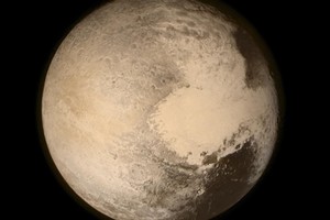 أبراج جليدية عالية فوق جبال بلوتو