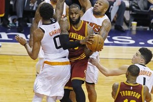 بالفيديو... تألق جيمس وايرفينج ولاف يقود كليفلاند للفوز على صنز في دوري السلة الأميركي