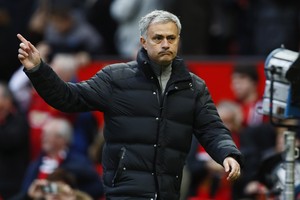 مورينهو: اللعب باعتدال قد يبقي روني لفترة أطول في الملاعب