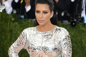 القبض على 16 مشتبها لصلتهم بواقعة سرقة كيم كاردشيان في باريس 