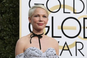 بالصور... إطلالات النجوم على السجادة الحمراء لحفل 'غولدن غلوب'