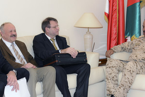 القائد العام لقوة دفاع البحرين يستعرض علاقات التعاون مع ممثل 'روستك' الروسية