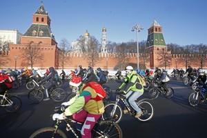 بالصور: مئات الدراجين يتحدون الصقيع الروسي في مسيرة دراجة جابت شوارع موسكو 