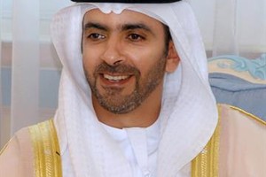 نائب رئيس مجلس الوزراء الإماراتي وسفير البحرين لدى الإمارات يستعرضان تعزيز العلاقات