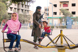 السعودية... محاكمة داعشية حاولت تهريب أطفالها الـ3 للقتال في سورية