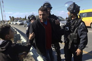 قوات إسرائيلية تعتقل 9 فلسطينيين من الضفة الغربية