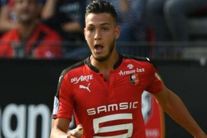 المدافع الجزائري بن سبعيني يطمئن الجماهير بشأن إصابته