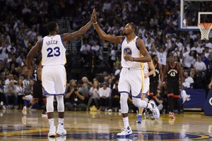 بالفيديو... انتصار مثير لغولدن ستيت على ميامي هيت بالـ'NBA'