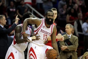 بالفيديو... هاردن يسجل 40 نقطة ويقود هيوستون لفوز مثير في الـ'NBA'