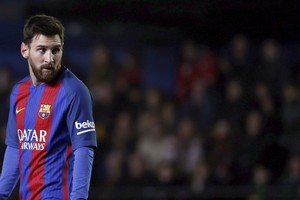 برشلونة يواجه عوائق مالية في سبيل التجديد لميسي