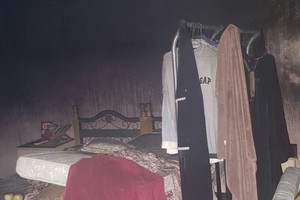 بالفيديو والصور... عائلة بلا مأوى بعد حريق التهم منزلها بمدينة حمد